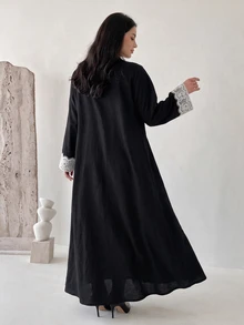 Al Najma 大尺碼女款黑色梭織長袖白色蕾絲飾邊青蛙鈕扣直筒寬鬆優雅浪漫洋裝 - 彩色 - 查看 2