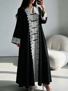 Al Najma 大尺碼女款黑色梭織長袖白色蕾絲飾邊青蛙鈕扣直筒寬鬆優雅浪漫洋裝 - 彩色 - 查看 1
