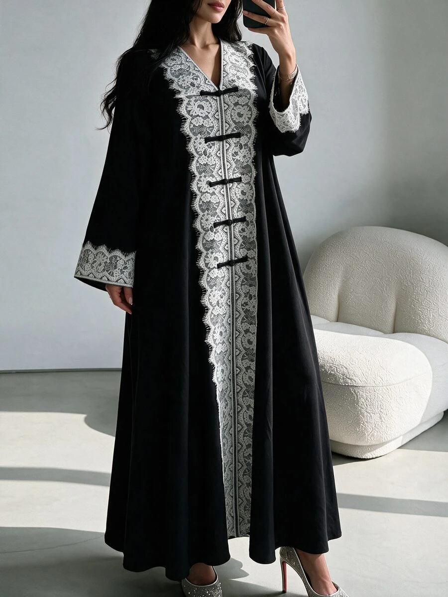 Al Najma 大尺碼女款黑色梭織長袖白色蕾絲飾邊青蛙鈕扣直筒寬鬆優雅浪漫洋裝 - 彩色 - 查看 1