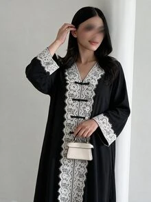 Al Najma 大尺碼女款黑色梭織長袖白色蕾絲飾邊青蛙鈕扣直筒寬鬆優雅浪漫洋裝 - 彩色 - 查看 4