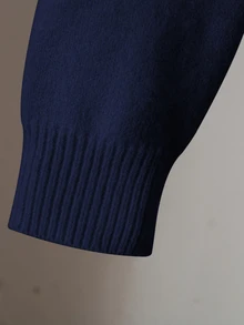 SHEIN كنزة صوفية كارديجان جاكار للبنات، بياقة على شكل حرف V وأزرار وأكمام طويلة بألوان متباينة، بنمط جاكار وجه كرتوني وحروف باللون المشمشي، كنزة صوفية محبوكة فضفاضة بأسلوب الشارع الكاجوال - أزرق بحري - مشاهدة 5