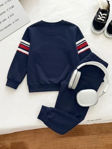 Genkimix Kids 2件組小男孩休閒運動學院風街頭可愛酷感翅膀圖案三色條紋運動衫+長褲，適合日常穿著、上學、旅行、運動，春秋季適用，為男孩提供多種搭配選擇，增加衣著組合多樣性，整體設計簡約優雅，舒適時尚 - 藏蓝色 - 查看 2