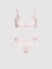 MISSGUIDED طقم ملابس داخلية من الدانتيل الزهري مع حمالة صدر وسروال داخلي جريء مزين بفيونكة ساتان على الجانبين وحافة متموجة هدية عيد الحب - وردي فاتح - مشاهدة 1