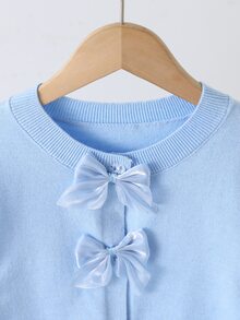 SHEIN 女童秋冬時尚百搭針織開襟毛衣，長袖前開式，蝴蝶結與鈕扣個性設計增添甜美感，優雅天藍色，柔軟面料，修身短版拉長身形比例，易搭配牛仔褲與裙裝，適合派對、外出、購物、上學等場合的時尚單品 - 淺藍色 - 查看 3