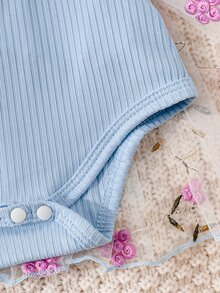 Souflis Souflis 新生女嬰夏季藍色與粉色甜美公主風蕾絲蝴蝶結花卉刺繡無袖連身裙 - 藍色 - 查看 8