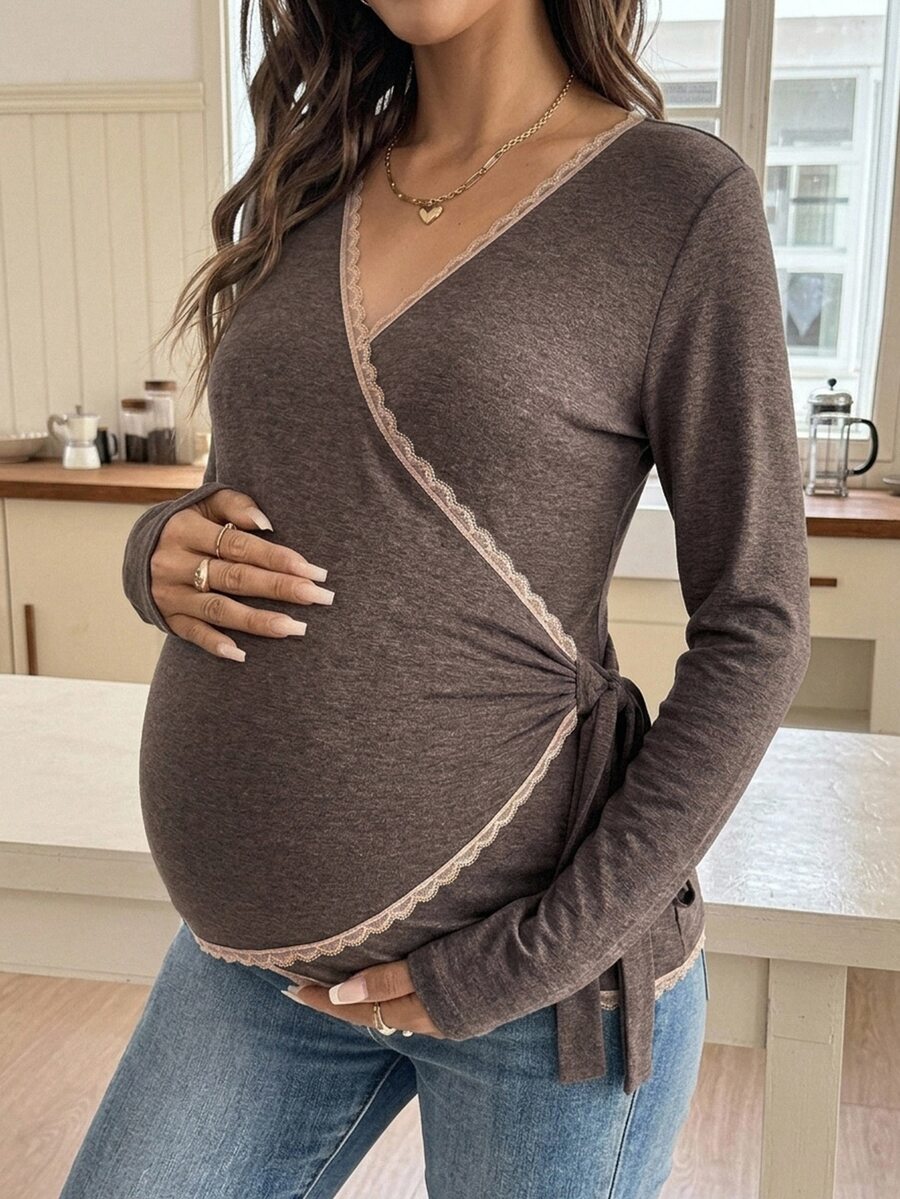 Dazy Maternity 對比色蕾絲飾邊修身不對稱前綁帶長袖V領休閒度假日常春/秋孕婦T恤 - 卡其色 - 查看 1