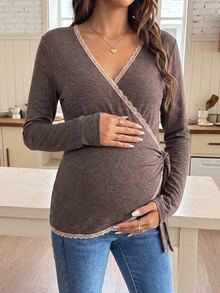 Dazy Maternity 對比色蕾絲飾邊修身不對稱前綁帶長袖V領休閒度假日常春/秋孕婦T恤 - 卡其色 - 查看 4