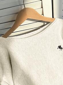SHEIN 1件青少年女孩時尚露肩寬鬆慵懶風黑色馬刺繡圖案灰色蝙蝠袖短版套頭毛衣，適中厚度，整齊下擺，貼身袖口 - 杏色 - 查看 6