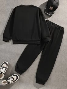 SHEIN Coolqubz 2件組男孩時尚白色與深綠色長褲套裝，胸前綠色圖案印花，帥氣街頭風，柔軟舒適面料，易穿脫，適合春秋季、學校、外出，男孩必備 - 黑色 - 查看 3