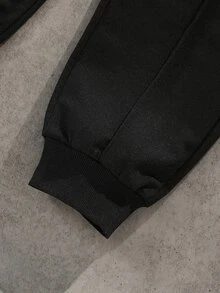 SHEIN Coolqubz 2件組男孩時尚白色與深綠色長褲套裝，胸前綠色圖案印花，帥氣街頭風，柔軟舒適面料，易穿脫，適合春秋季、學校、外出，男孩必備 - 黑色 - 查看 6