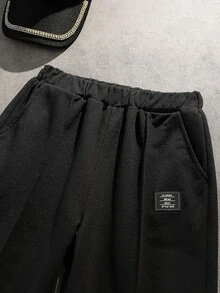 SHEIN Coolqubz 2件組男孩時尚白色與深綠色長褲套裝，胸前綠色圖案印花，帥氣街頭風，柔軟舒適面料，易穿脫，適合春秋季、學校、外出，男孩必備 - 黑色 - 查看 7