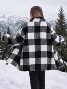 SHEIN CURVE+ Jaket Musim Dingin Lengan Panjang Kancing Depan Motif Kotak-kotak Berbulu Dua Sisi - Hitam dan Putih - View 2