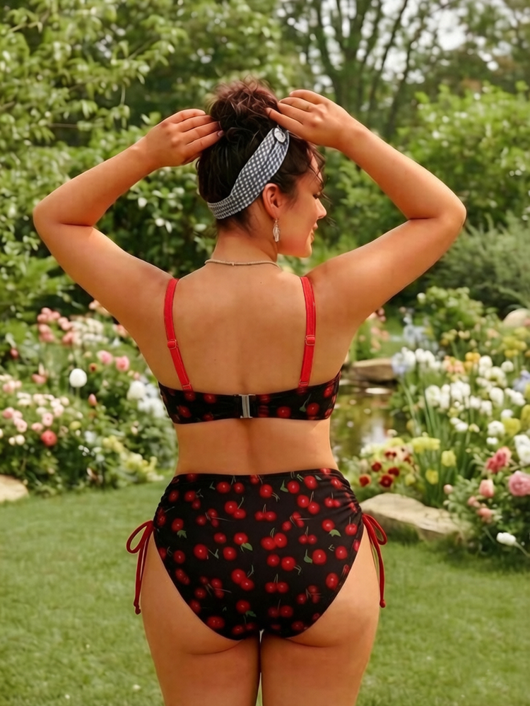 SHEIN Swim طقم بيكيني مقاس كبير ربيع/صيف 2026، حمالة صدر بأسلاك ودعم رفع وكوب صلب مع طباعة كرز قابلة للفصل، أشرطة كتف قابلة للتعديل، سهل الارتداء والخلع، مشبك خلفي معدني فاخر، سروال مثلث خصر عالي مثير مع تفاصيل رباط جانبي، ملابس سباحة شاطئية عصرية كاجوال للعطلات - الأسود - مشاهدة 2