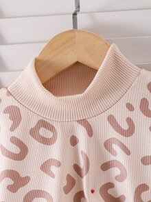 SHEIN 女童 2 件套，半高領長袖豹紋不對稱下擺針織上衣，搭配純色羅紋喇叭褲，柔軟彈性面料，休閒春/秋季兒童套裝 - 杏色 - 查看 9