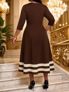 SHEIN Lady Đầm nữ size lớn cổ tròn, eo chiết, xếp ly, phối màu tương phản, gấu sọc ngang, tay lỡ - màu nâu - Xem 2