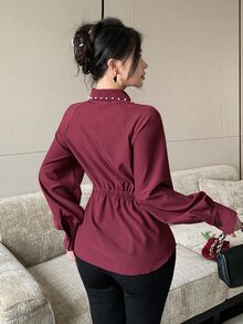 Modelyn 女款酒紅色珠飾領襯衫，長袖鬆緊腰上衣 - 酒紅色 - 查看 2