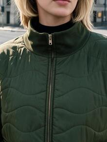 Struktiv Jaket Wanita Kasual Musim Gugur/Dingin dengan Desain Quilted Minimalis dan Nuansa Premium, Cocok untuk Perjalanan Sehari-hari, Berbelanja, dan Santai. Warna Polos Serbaguna. - Hijau Tentara - View 6
