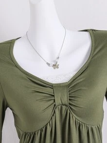 SHEIN Sparklyn Teen Girl' 軍綠色 T-shirt，心形領口搭配精緻蕾絲飾邊，抽褶腰部設計修飾腹部，喇叭長袖修飾手臂線條 - 軍綠色 - 查看 6