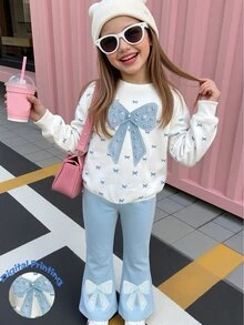 SHEIN 幼童女款蝴蝶結印花運動衫與喇叭褲套裝，白色與淺藍色，甜美風 (2件組) 秋冬款 - 彩色 - 查看 4