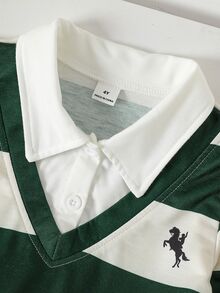 SHEIN 2件組小男孩學院風套裝，經典馬圖案假兩件領口條紋套頭衫與卡其褲休閒正裝套裝，秋季套裝 - 綠色 - 查看 3