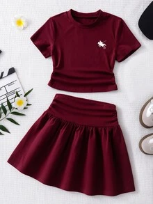 SHEIN Sparklyn 青少年女孩圓領短袖圖案T恤與百褶裙套裝 - 酒紅色 - 查看 4