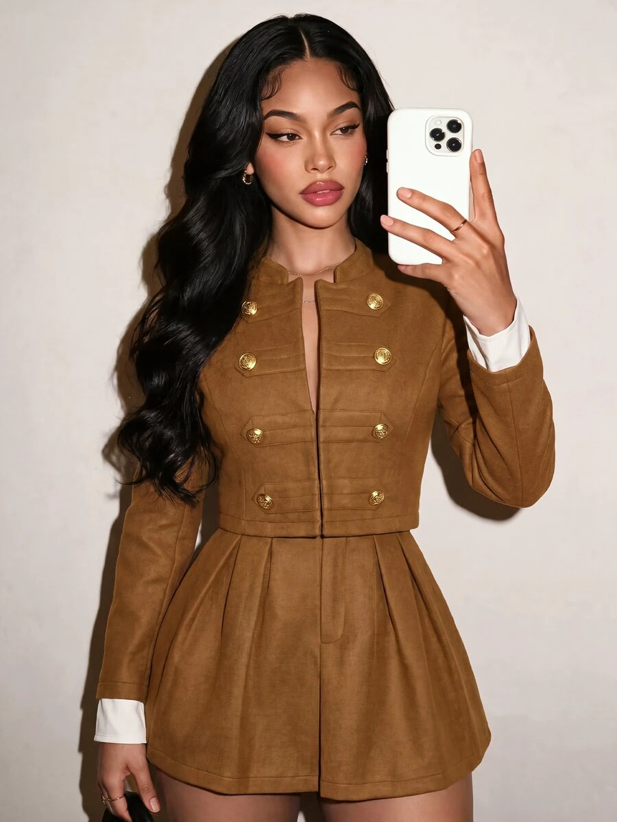 SHEIN BamGlam Ini adalah desain terbaru musim gugur/musim dingin untuk atasan wanita dengan kerah tegak dan kancing dekoratif di bagian depan. Manset dengan warna kontras membuatnya terlihat pendek dan ramping.