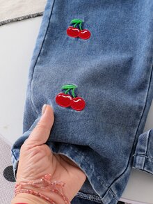 SHEIN Genkimix Kids 女童時尚百搭幼童牛仔吊帶褲 春夏秋冬復古中藍色牛仔布 紅櫻桃刺繡設計 胸前大蝴蝶結設計 寬鬆直筒版型 柔軟舒適面料 適合日常出遊與上學通勤 - 藍色 - 查看 9