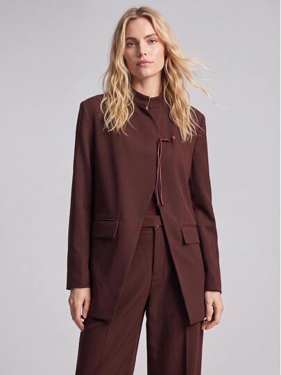 Ontre Chaqueta de traje burdeos para mujer, nuevo estilo chino con diseño de botones de rana, moda urbana moderna, ropa de oficina casual de negocios, estilo de dinero antiguo discreto, elegante de alta gama, atuendo de aeropuerto de alta calidad para ir y venir, blazer versátil y cómodo