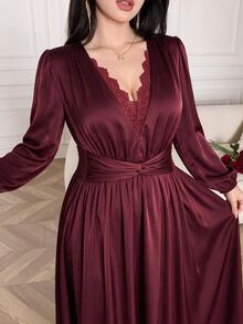 Modelyn Gaun Elegan Wanita Ukuran Plus Warna Polos dengan Kontras Renda, Leher V, dan Pinggang Berpilin - Burgundy - View 1