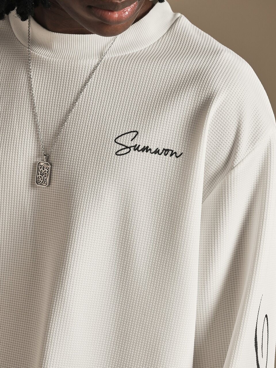 SUMWON Camiseta de manga comprida em malha waffle com estampa cursiva na manga.