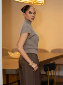 Melissa Matos 女式纯色无袖高领针织上衣 - 卡其色 - 查看 4