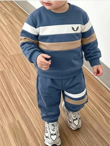 Genkimix Kids 2件組小男孩休閒運動學院風街頭可愛酷感翅膀圖案三色條紋衛衣+長褲，適合日常穿著、上學、外出、運動，春秋季節穿著，為男孩提供多種搭配選擇，增加服裝組合多樣性。整體設計簡約優雅，舒適時尚，男孩穿著這套衛衣組合將感到舒適並展現休閒時尚形象，是男孩衣櫥中實用且時尚的童裝選擇 - 霧霾藍 - 查看 3