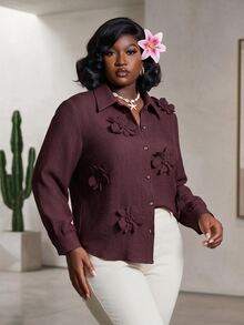 CurvyTilda قميص كاجوال بأكمام طويلة للنساء ذوات الحجم الكبير مزين بزهور ثلاثية الأبعاد بلون أحادي - عنابي اللون - مشاهدة 3