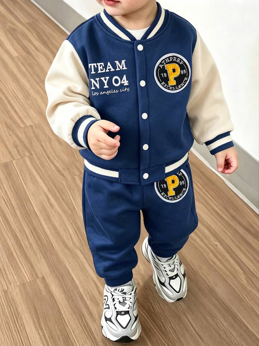SHEIN Genkimix Kids 幼童男孩 2件組字母與徽章圖案拼色大學夾克外套與運動長褲套裝,休閒飛行夾克,適合上學、旅行、秋冬穿著 - 藍色 - 查看 1