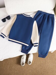 SHEIN Genkimix Kids 幼童男孩 2件組字母與徽章圖案拼色大學夾克外套與運動長褲套裝，休閒飛行夾克，適合上學、旅行、秋冬穿著 - 藍色 - 查看 2