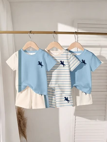 SHEIN 1 Set Acak, Warna Biru Muda Kontras, Set Kaos dan Celana Pendek Kasual Klasik Motif Ksatria untuk Bayi dan Balita. - MultiWarna - View 3