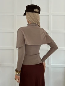 DAZY Kaos Wanita Elegan untuk Musim Gugur/Dingin, Kerah Syal Tinggi, Desain Berlapis, Dekorasi Kancing Logam, Potongan Ramping, Minimalis, Cocok untuk Perjalanan, Kencan, dan Kantor. - Khaki - View 5
