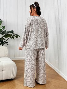 SHEIN EZwear Setelan 2 Potong Atasan dan Celana Motif Leopard Ukuran Besar untuk Musim Gugur - Grey - View 2