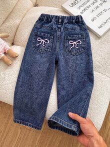 SHEIN Elladie kids 女童牛仔長褲，四季皆宜，時尚牛仔女孩休閒復古淺藍色，彈性腰帶不對稱設計，後口袋蝴蝶結刺繡圖案 - 深色水洗藍 - 查看 2
