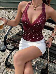 Cévolie 女款夏季法式性感浪漫蕾絲拼接深V領掛脖綁帶露背白色波點印花修身短版背心上衣 外出夜店穿搭 - 酒紅色 - 查看 5