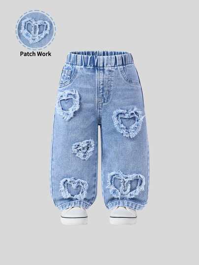 SHEIN Playful Pals بنطلون جينز كاجوال حضري للبنات الصغيرات بغسيل فاتح وخصر مطاطي بالكامل مع رقعة قلب مطرزة وأرجل واسعة وستريت وير بسحاب، أفضل موضة يومية
