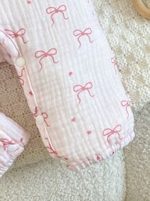 SHEIN Playful Pals 1件新生女嬰0M-6M粉色蝴蝶結印花連身衣，附荷葉邊與鈕扣裝飾，長袖輕量連身套裝，日常穿著，春秋款 - 粉色 - 查看 6