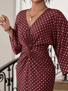 SHEIN Lady CURVE 大尺碼女款V領酒紅花紋收腰貼身洋裝，適合早午餐、晚宴、秋季，浪漫優雅風 - 酒紅色 - 查看 5