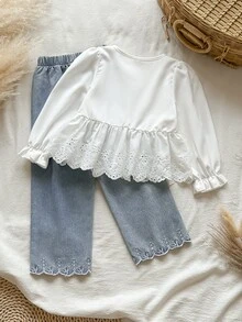 Vintaside Kids 2件組幼女甜美白色藍色蝴蝶結荷葉邊蕾絲鏤空泡泡袖圓領修身上衣＋牛仔褲，生日派對秋季白色波浪邊上衣 - 藍白色 - 查看 2