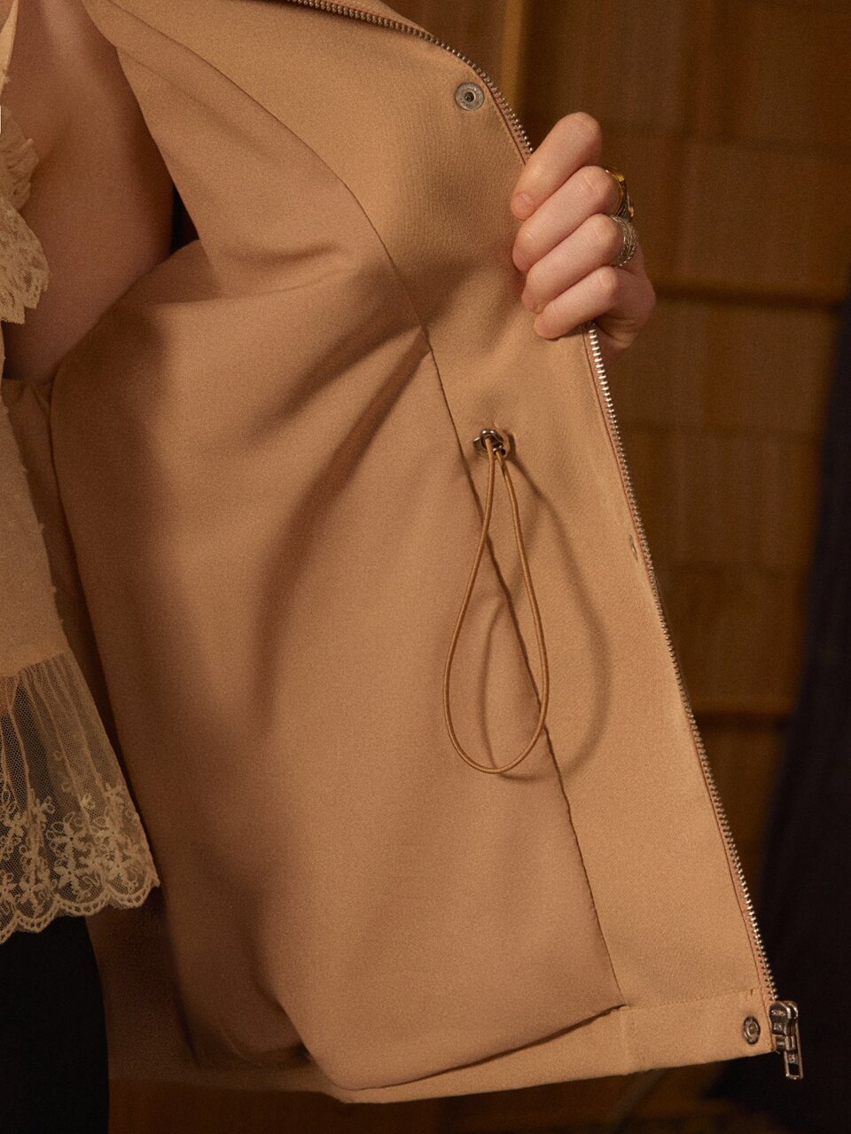 MOTF STUDIO WOMEN'S AUTUMN/WINTER ELASTIC WAIST ADJUSTABLE STUD WORK POCKET SHORT TRENCH COAT JACKET