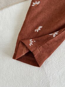SHEIN 2件組幼女吊帶褲套裝，可愛甜美棕色燈芯絨花朵刺繡口袋長袖圓領加厚款，派對秋季假期經典款 - 棕色 - 查看 5