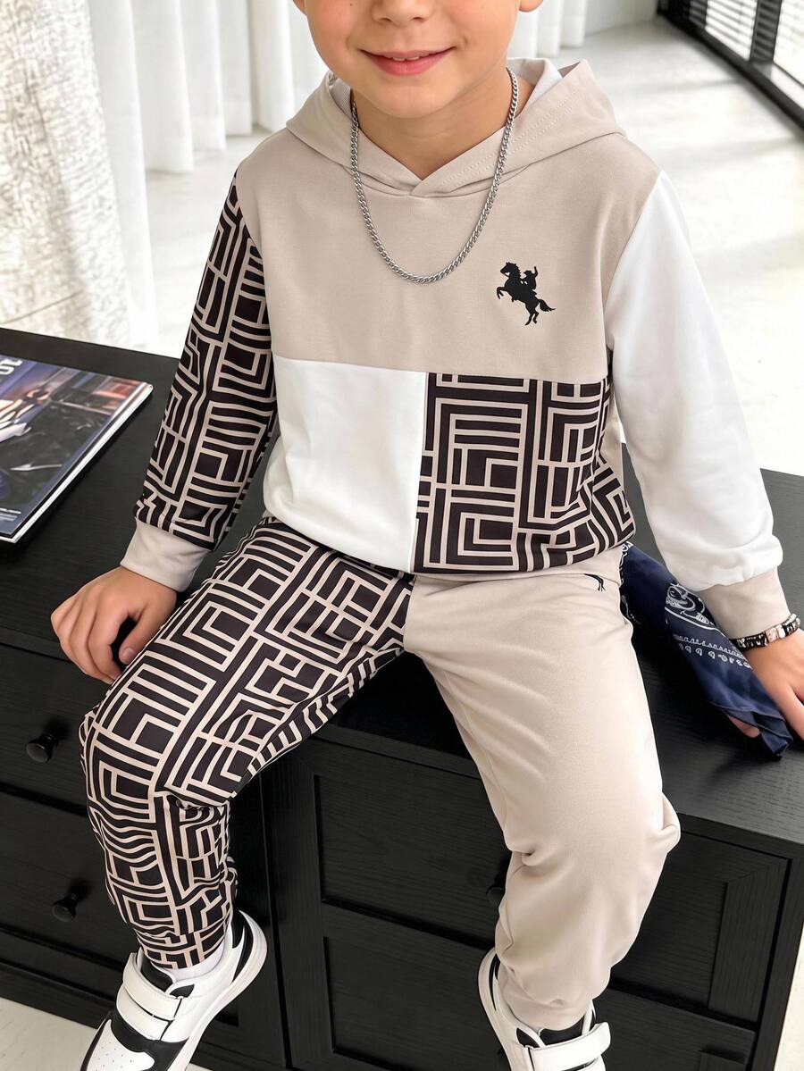 SHEIN 小男孩休閒簡約時尚馬標字母復古圖案蜘蛛網印花寬鬆運動風長袖連帽衛衣兩件套，適合秋冬穿著