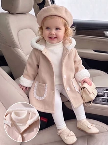 SHEIN Playful Pals جاكيت فرو للبنات الصغيرات قطعة واحدة، معطف أميرة حلوة باللون البيج والكريمي، مزين بالدانتيل وجيب، ناعم الملمس بأكمام طويلة وغطاء رأس سميك للحفلات في الخريف والشتاء وعيد الميلاد، بتصميم يونيكورن وأزرار - لون مشمشي - مشاهدة 1