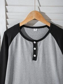 SHEIN طقم منزلي للأولاد المراهقين بياقة هينلي وأكمام راجلان طويلة، ملابس علوية بألوان متباينة وبنطال كاروهات، بيجامة كاجوال من قطعتين - رمادي - مشاهدة 6