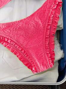 SHEIN Swim Swim Mod 新款女士优雅清新柠檬黄两件式泳衣，阳光黄奢华质感面料，花卉压纹荷叶边比基尼套装，可拆卸肩带的挂脖式抹胸上衣，高衩性感泳裤，休闲可爱俏皮的Y2K辣妹风沙滩装，适合音乐节、春夏海滩度假、泳池派对、海岛度假等场合，尽显摩登风情。 - 玫紅色 - 查看 7